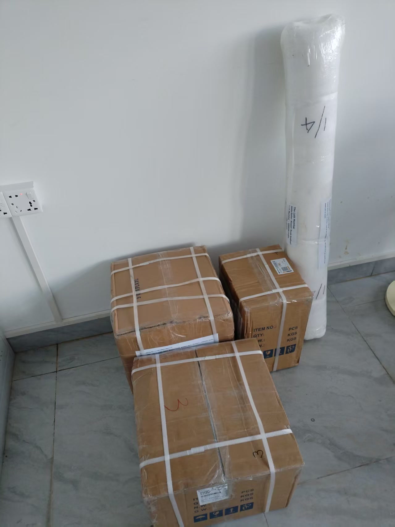 Katoni na mzigo mrefu uliofungwa tayari kusafirishwa kwenda India